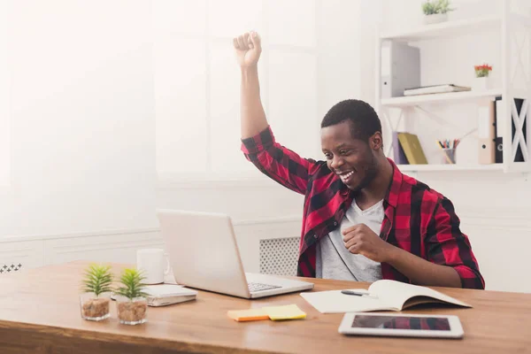 Happy businessman win. Winner, black man in office — Stock Photo, Image