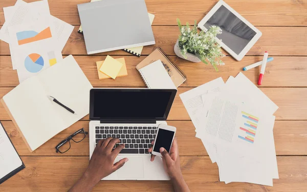 Afrikalı-Amerikalı işadamı iş, Masa üstü görünümü