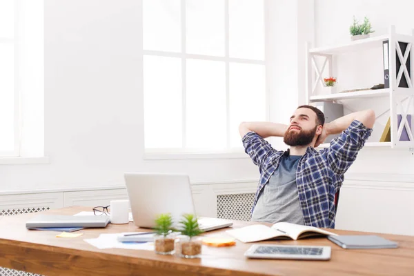 Jonge vertrouwen zakenman met laptop in moderne witte kantoor — Stockfoto