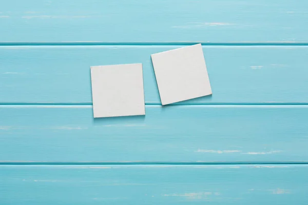 Tarjetas blancas en blanco sobre fondo de madera azul — Foto de Stock