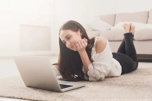 Mladá dívka online chatování na laptop — Stock fotografie