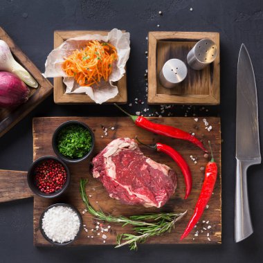 Rus Kore salatası ile ahşap masa üzerine baharat ile kaburga eti