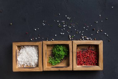 Üstten Görünüm, koyu arka plan üzerinde ahşap kutular içinde çeşitli baharatlar alanı Kopyala