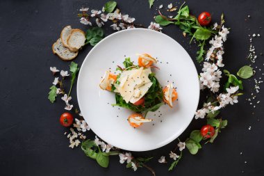 Siyah arka plan üzerine beyaz plaka restoran yemek