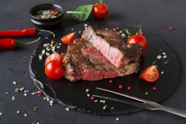 Karanlık plaka, closeup üzerinde nadir kaburga eti