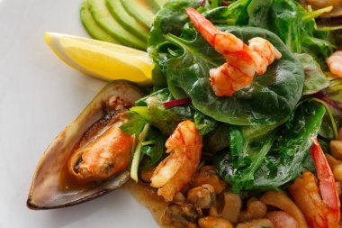 Sıcak salata ızgara deniz ürünleri ile yakın çekim
