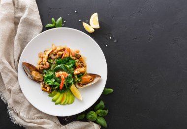 Sıcak salata ızgara deniz ürünleri düz ile yatıyordu