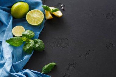 Kireç ve siyah arka plan üzerine nane limon