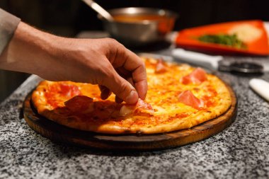 Prosciutto pizza için ekleme, yakın çekim