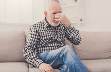 Baş ağrısı burun arkası pinching ile yaşlı adam