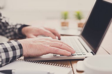 Komuta sizde dizüstü portre üzerinde eller