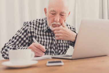 Dizüstü bilgisayar kullanma ve Not Defteri'nde yazma olgun adam