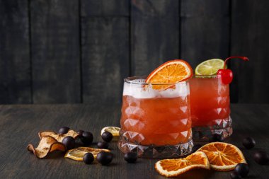 Turuncu kokteyl ile ahşap arka plan ağaç kavunu