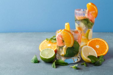 Narenciye içecekler ve meyve renkli yaz arka plan