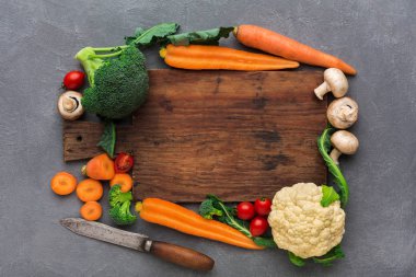Kopya alanı ile taze sebze sınır ile ahşap masa