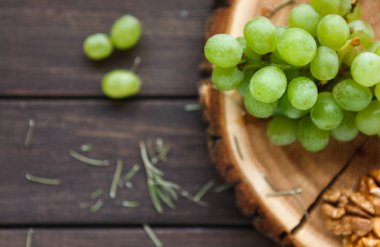 Üzüm otlar ve fındık ile doğal ahşap disk üzerinde