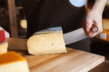 Bakkal dükkanında sert peynir kesme