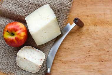 Peynir arka plan. Gouda pesto adet ahşap tablo