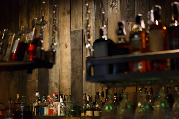 Sfondo bar, parete in legno e bevande — Foto Stock