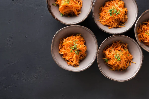 Rus Kore salatası ile plakaların siyah arka plan üzerine ayarla