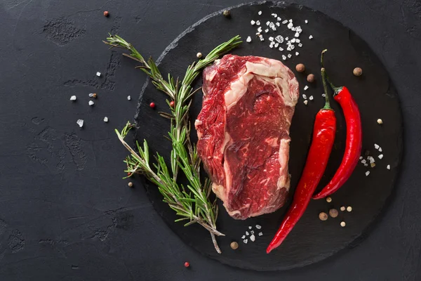 Siyah arka plan üzerine plaka üzerinde baharatlar ile kaburga eti