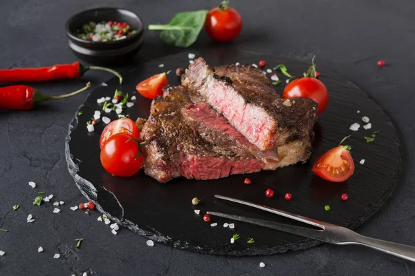 Karanlık plaka, closeup üzerinde nadir kaburga eti