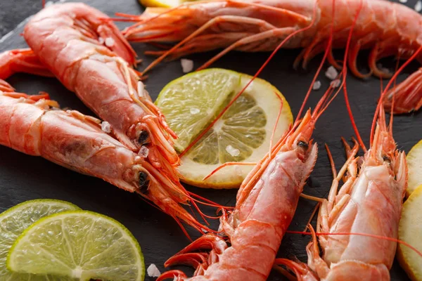 Siyah arka plan üzerine limonlu karides