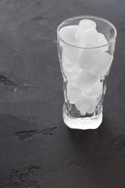 黒の背景に氷のキューブがあるガラス — ストック写真
