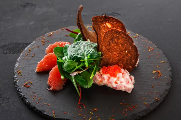 Gurme deniz ürünleri aperatif siyah plaka üzerinde kapat