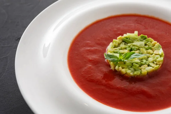 Sopa de tomate frio gaspacho com abacate de perto — Fotografia de Stock