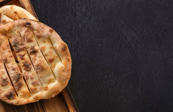 Siyah arka plan, kopya alanı Tandır ekmek