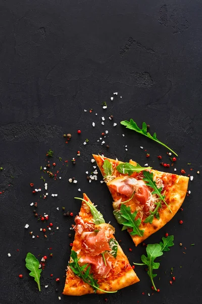 Pizza met prosciutto en rucola kopie ruimte — Stockfoto