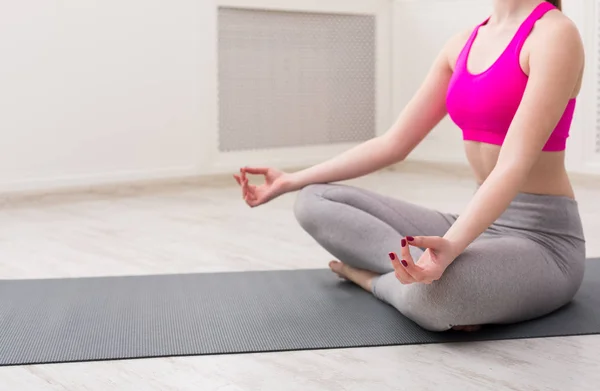 Vrouw opleiding yoga in lotus houding, close-up — Stockfoto