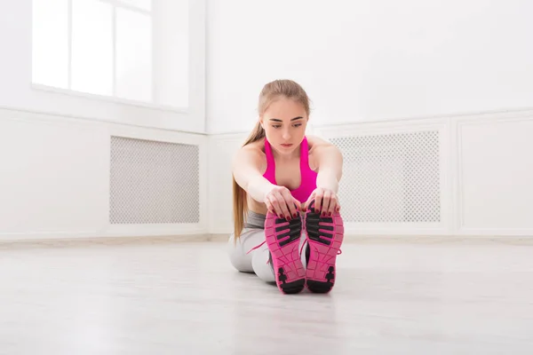 Fitness dziewczyny rozciąganie białe tło w pomieszczeniu — Zdjęcie stockowe
