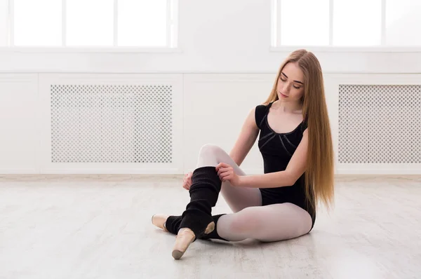 Ballerino classico che si allunga in classe di allenamento bianco — Foto Stock