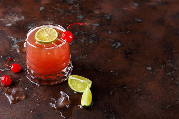 Kireç kahverengi masa arka plan üzerinde kırmızı kokteyl