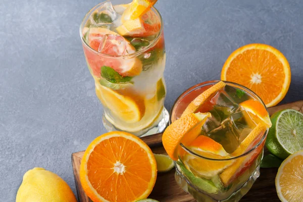 Красочный летний фон с цитрусовыми напитками и фруктами — стоковое фото