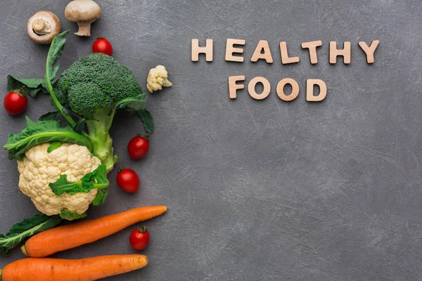 Comida saludable. Verduras frescas sobre fondo gris, espacio para copiar — Foto de Stock