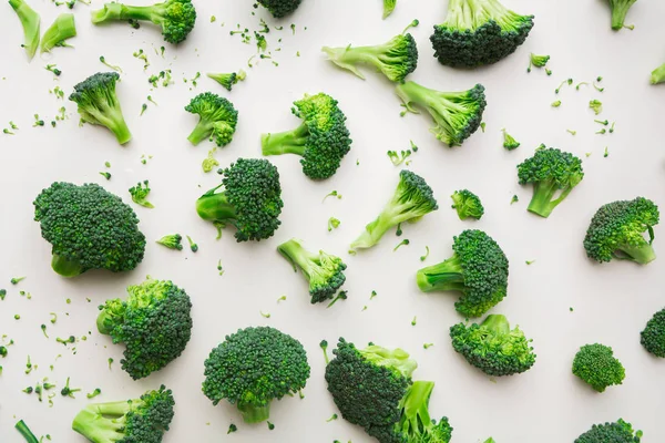 Fehér alapon brokkoli mintával. — Stock Fotó