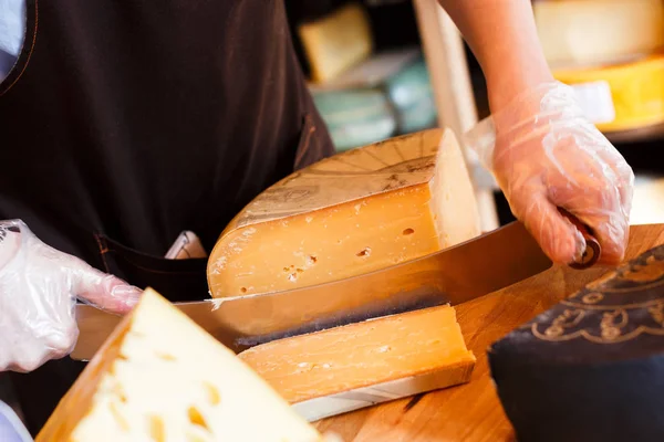 Сокращение выдержки сыра в продуктовом магазине — стоковое фото