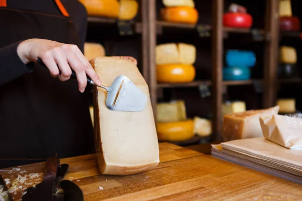 Сыр пармезан крупным планом, сыр на заднем плане — стоковое фото