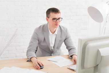 Bilgisayarlı genç işadamı