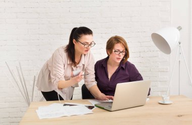 Ekip çalışması. Kadınlar office projesinde tartışmak