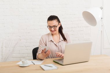 Orta yaşlı iş kadını içinde yazıhane telefon ile