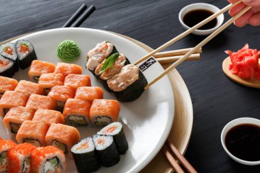Yemek suşi ve rulo olarak Japon restoranı