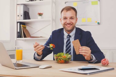 Adam sağlıklı iş yemeği modern ofis iç vardır.