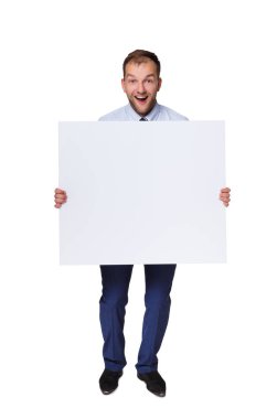 Beyaz arka plan üzerinde izole kopya alanı ile boş tabela gösteren genç işadamı