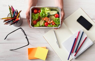 Sağlıklı bir iş öğle yemeği aperatif ofis, sebze salatası pov görünümü