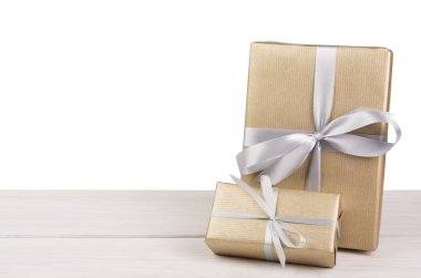 Noel tatil hediye kutuları beyaz kağıda sarılmış