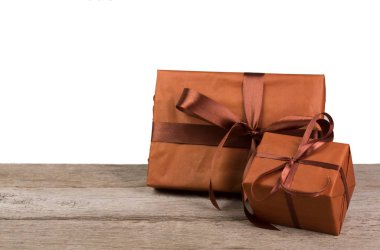 Kağıt ahşap beyaz arka plan, Noel tatil hediye kutuları sarılı